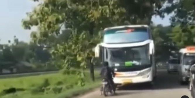 Viral Video Seorang Pemotor Mengadang Bus yang Melawan Arah di Sragen