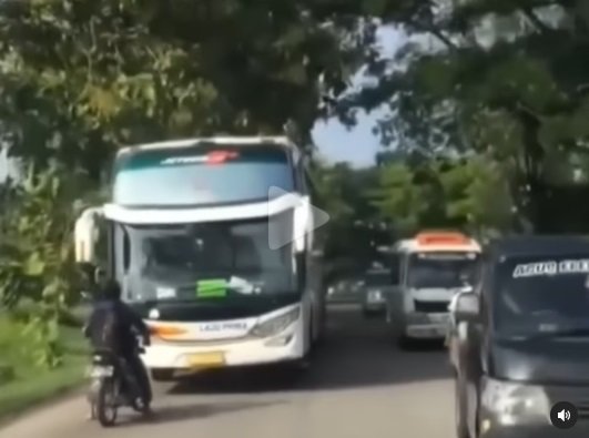 viral video seorang pemotor mengadang bus yang melawan arah di sragen