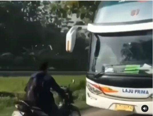 viral video seorang pemotor mengadang bus yang melawan arah di sragen