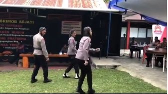 aksi polwan latihan menembak