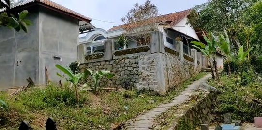 Tiga Keluarga Tinggal Selama 50 Tahun di Rumah atas Bukit yang Indah