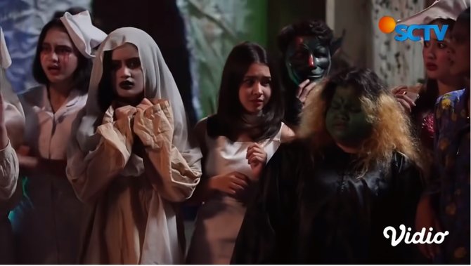pakai kostum menyeramkan ini momen adegan pesta halloween di dari jendela smp