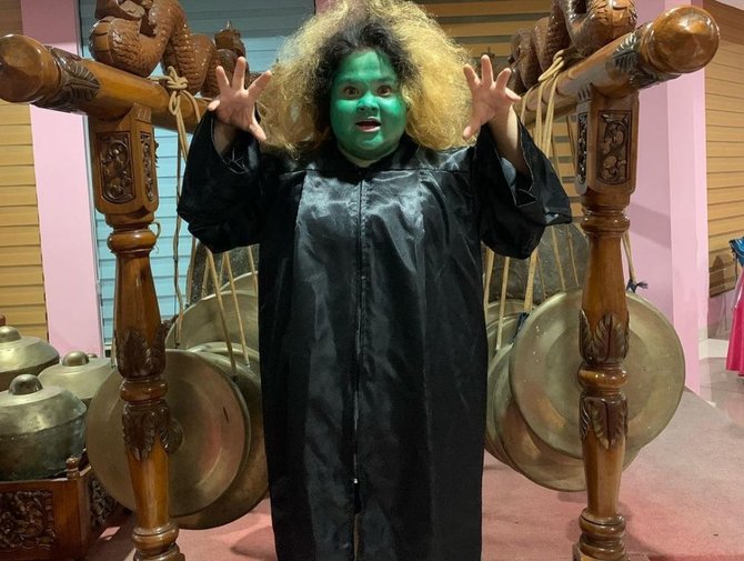 pakai kostum menyeramkan ini momen adegan pesta halloween di dari jendela smp