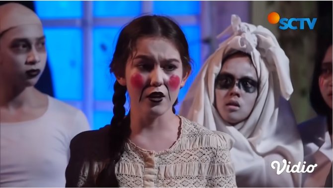 pakai kostum menyeramkan ini momen adegan pesta halloween di dari jendela smp