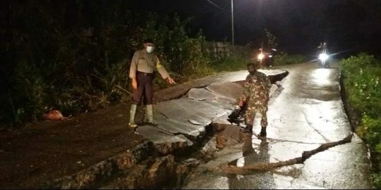 Hujan Deras, Jalan Amblas dan Terbelah Dua di Bekasi