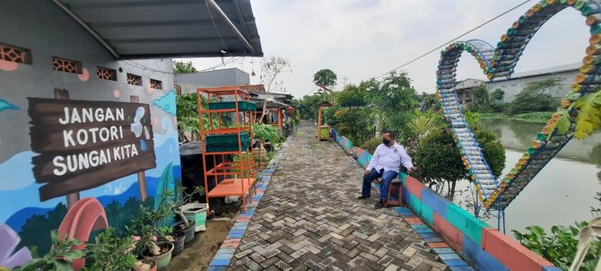 menjaga sungai di surabaya melalui gerakan balik kanan