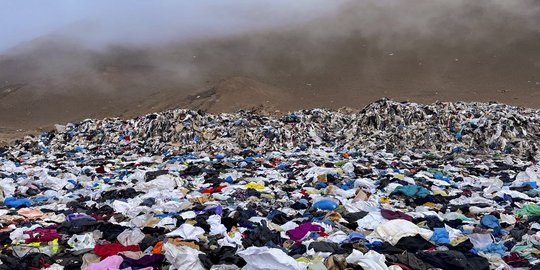 Penampakan Baju Bekas Menggunung di Gurun Atacama