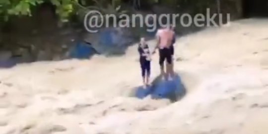 Viral Wisatawan Terjebak Arus Deras di Wisata Pemandian, Warga Histeris saat Evakuasi