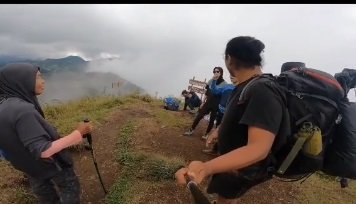 pemuda ajak ibu naik gunung