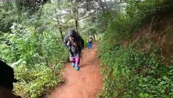 pemuda ajak ibu naik gunung