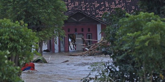 Jebol Sejak Februari, Kondisi Tanggul Sungai Citarum Bekasi Kini Retak dan Amblas