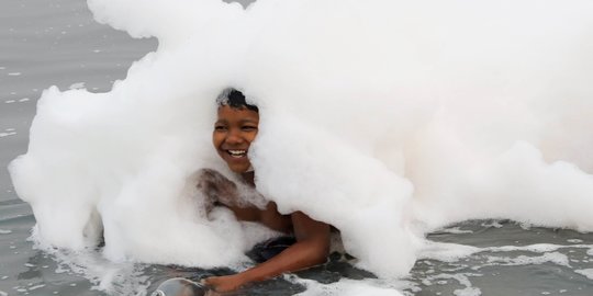 Warga India Mandi Busa Beracun di Sungai Yamuna