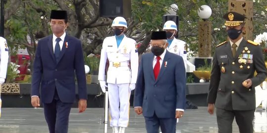 Presiden Jokowi Pimpin Hari Pahlawan di TMP Kalibata