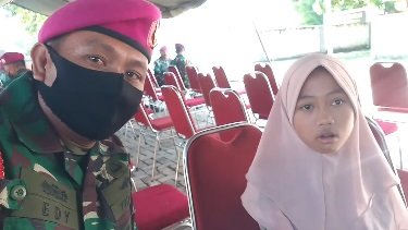 anggota tni berkaca kaca dengar gadis ini lantunkan alquran