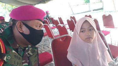 anggota tni berkaca kaca dengar gadis ini lantunkan alquran