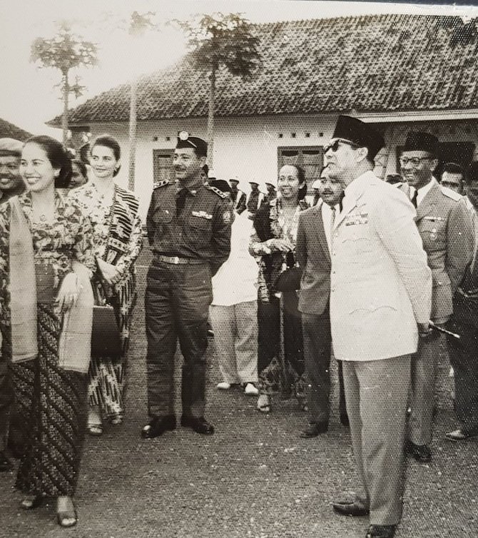 bung karno gubernur jawa barat mashudi dan pangdam kodam vi siliwangi ibrahim adjie dalam kunjungan ke jawa barat