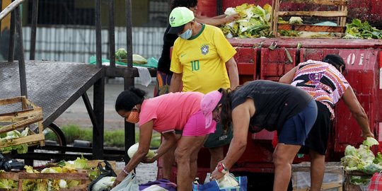 Potret Warga Brasil Kelaparan Kumpulkan Sisa Buah dan Sayur dari Tempat Sampah