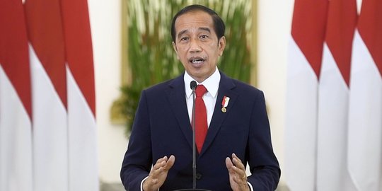 Jokowi Beri Tanda Kehormatan Bintang Jasa pada 300 Nakes yang Gugur