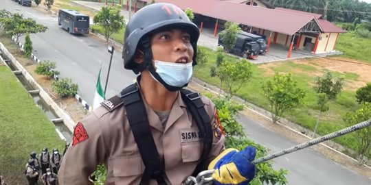 Momen Siswa Polri Turun Tebing, Awalnya Galak Banget, Ujungnya Bikin Semua Ketawa