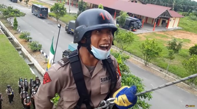 momen siswa polri turun tebing awalnya galak banget ujungnya bikin semua ketawa