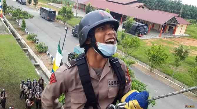 momen siswa polri turun tebing awalnya galak banget ujungnya bikin semua ketawa