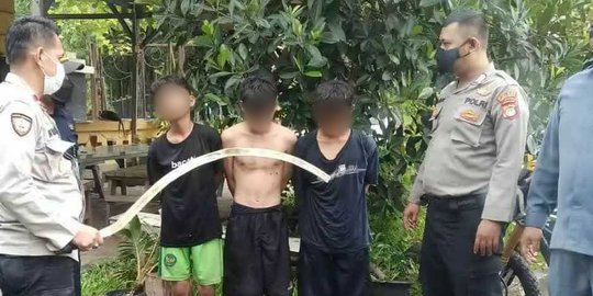 Begal Pemotor, 3 ABG di Bekasi Bawa Senjata Celurit Raksasa