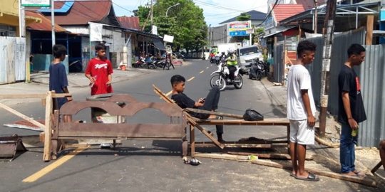 Warga Ternate Blokade Jalan Tolak Penebangan Mangrove Dijadikan Pergudangan