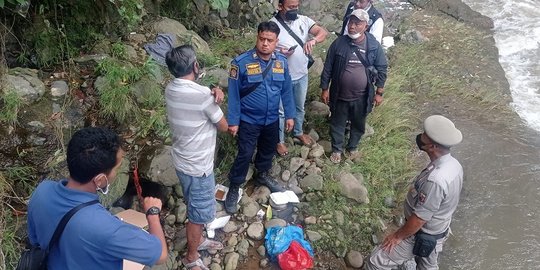 Jenazah Bayi Dibungkus Plastik Ditemukan di Samping Sungai Ciliwung Bogor