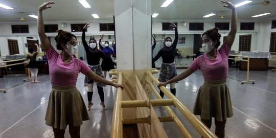 Berlatih Tari Balet di Tengah PPKM Level 1