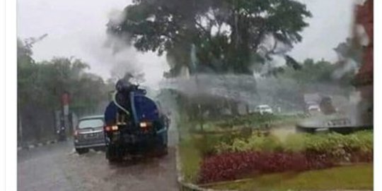 CEK FAKTA: Hoaks, Foto Petugas Siram Taman saat Hujan di Jakarta