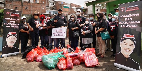 Cegah Covid-19 di Lokasi Banjir Bandang, Relawan Ganjar Bagikan Masker & Kasur