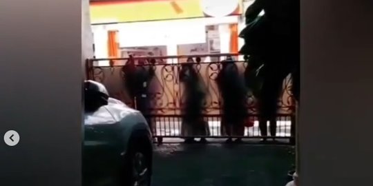 Sering Sedekah Kepada Ibu-ibu, Wanita Ini Kaget di Depan Rumahnya Ramai Banyak Orang