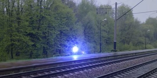 CEK FAKTA: Video Cahaya Biru Seberangi Rel Kereta dan Bisa Meledak, Aslikah?