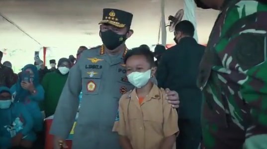 anak ini foto dengan kapolri