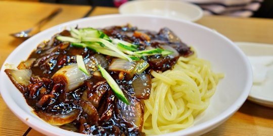 6 Resep Jajangmyeon, Pasta Hitam Khas Korea yang Menggoyang Lidah