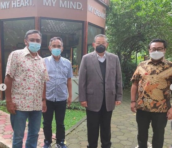 momen keberangkatan sby ke luar negeri untuk berobat