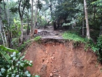 belasan rumah rusak diterjang tanah longsor di tasikmalaya