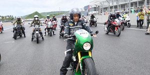 Gaya Jokowi Jajal Sirkuit Mandalika dengan Motor Bobber