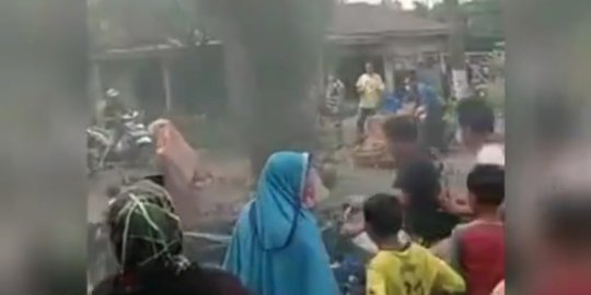 Protes Jalan Rusak Parah, Emak-emak di Deli Serdang Nekat Lakukan Ini