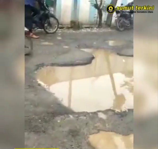 protes jalan rusak parah emak emak di deli serdang nekat lakukan ini