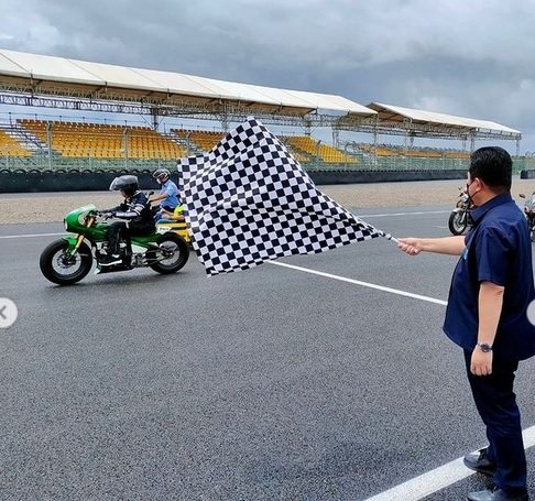 erick thohir pegang bendera saat jokowi jajal sirkuit mandalika