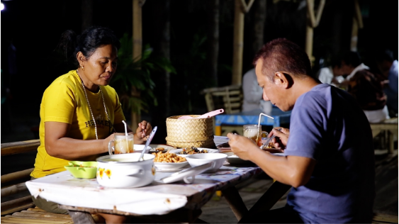 menikmati malam di bibir pantai walakiri