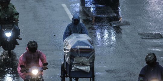 Jakarta Diguyur Hujan Deras, Tinggi Permukaan Air di Pintu Manggarai Masih Normal