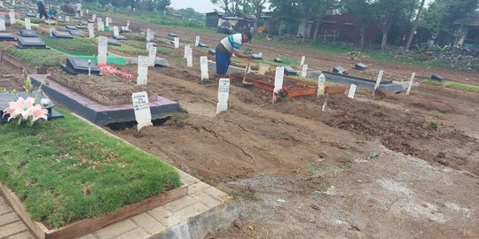 Puluhan Makam Jenazah Covid-19 di Bekasi Amblas Setengah Meter