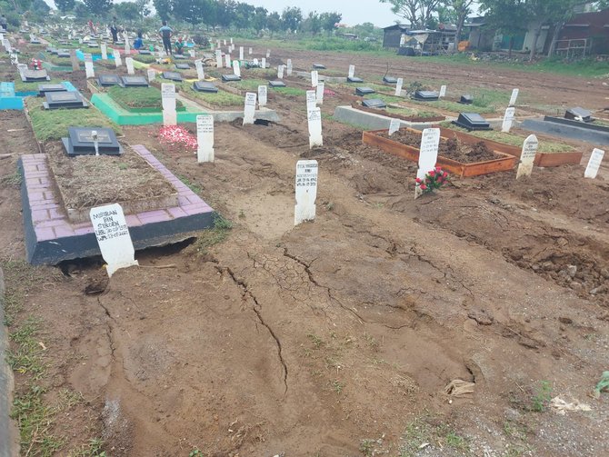 puluhan makam jenazah covid 19 di bekasi amblas setengah meter