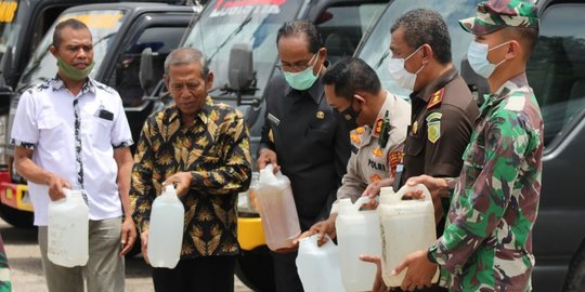 Jelang Pilkades, Ribuan Liter Miras di Sumba Barat Dimusnahkan