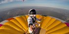 Pria Prancis Cetak Rekor Berdiri di Atas Balon Udara