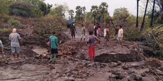 Banjir Lahar Dingin, Warga di Ile Ape Lembata Terancam Terisolir