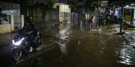 Banjir Setinggi Betis Orang Dewasa Rendam Mampang Prapatan