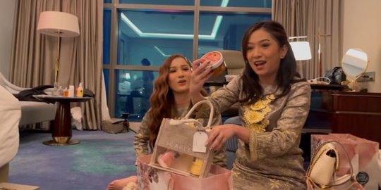 Ada Gelang hingga Produk Make Up, Ini 6 Souvenir Pernikahan Ria Ricis & Teuku Ryan
